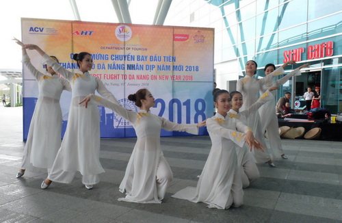 Lễ đón đoàn khách quốc tế "xông đất" Đà Nẵng năm 2018 tại cảng hàng không